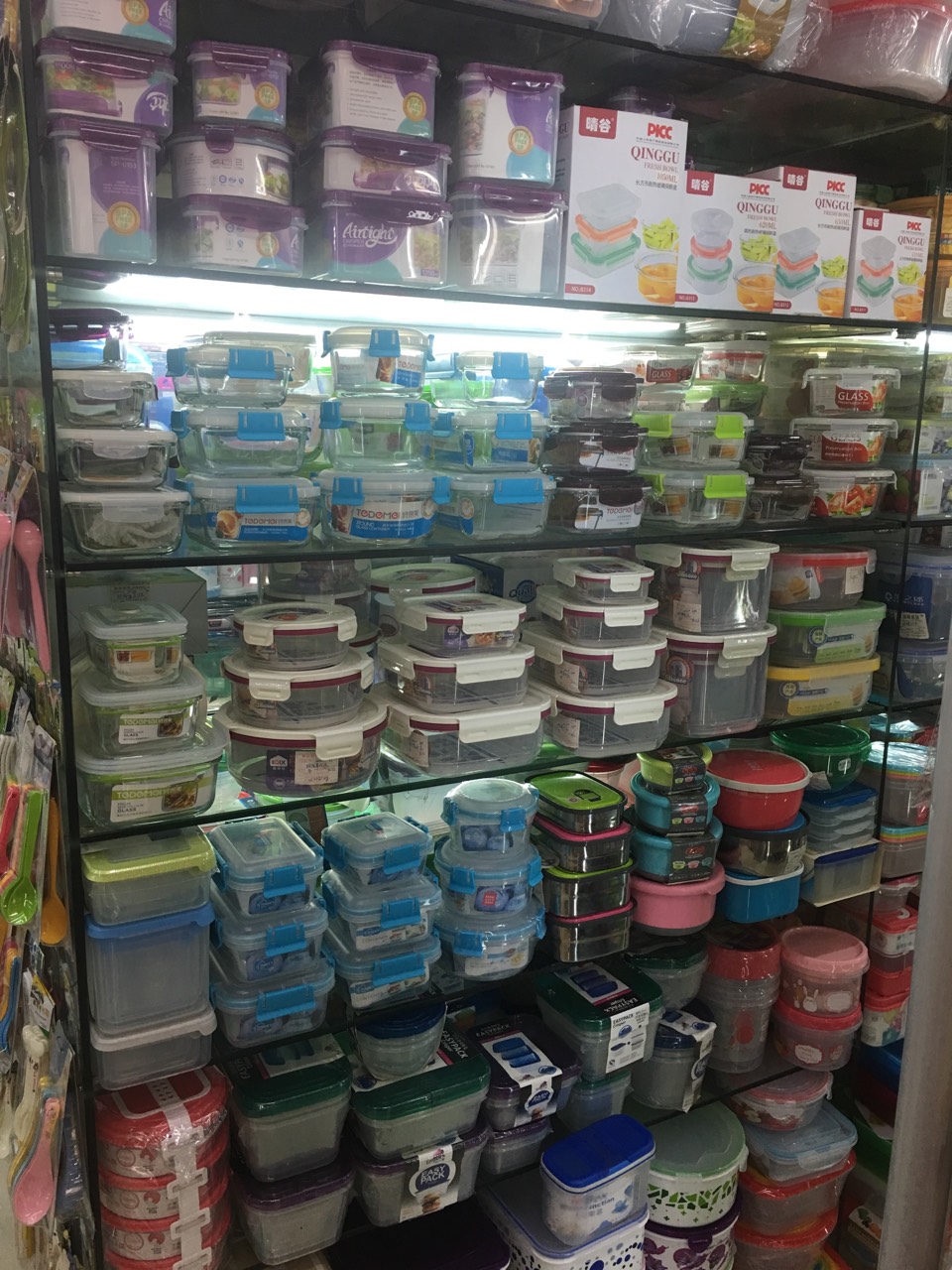 塑料制品超市，繁荣与环保责任的交织