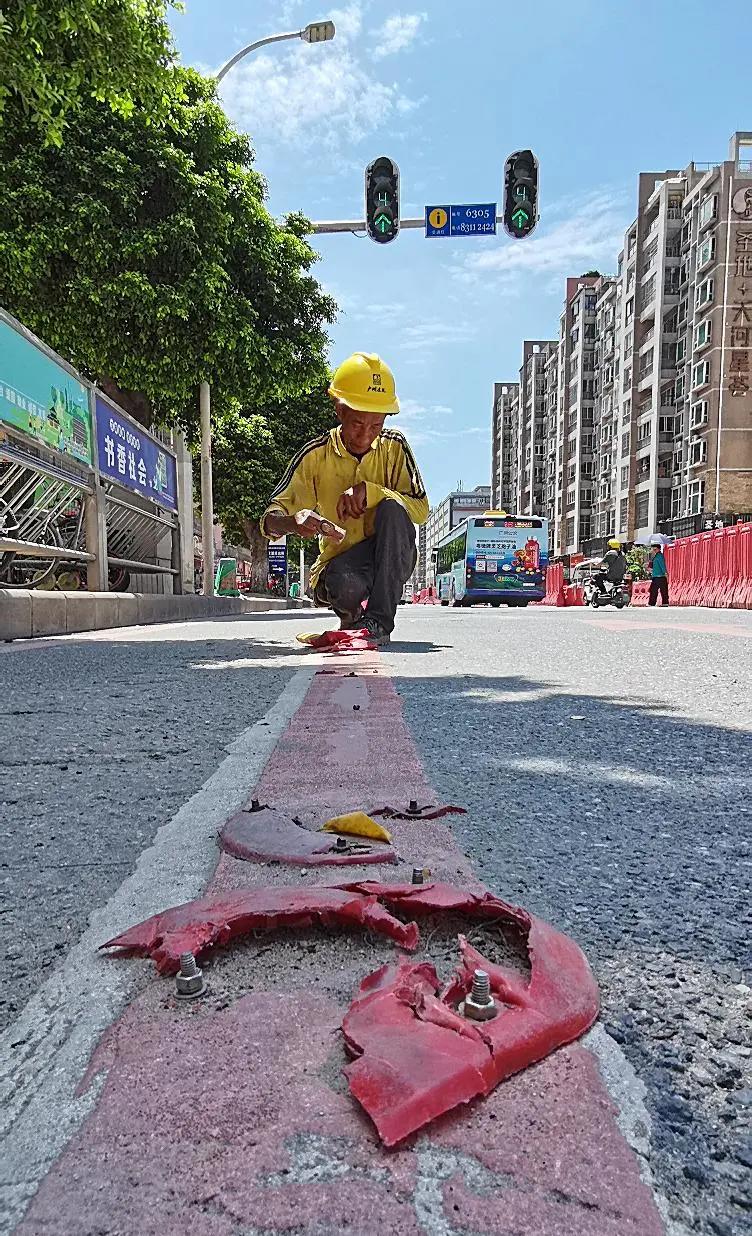 塑料制品与白云，现代生活与自然交织之美的探索